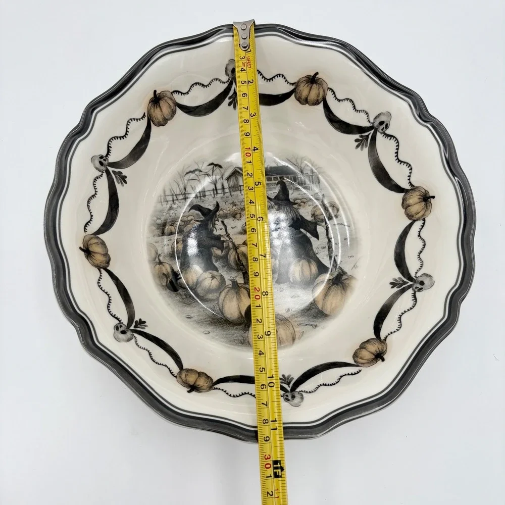 N/A graceful scalloped
